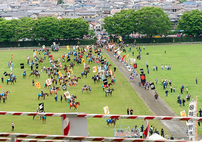 雲雀ヶ原祭場地での甲冑競馬と神旗争奪戦の様子