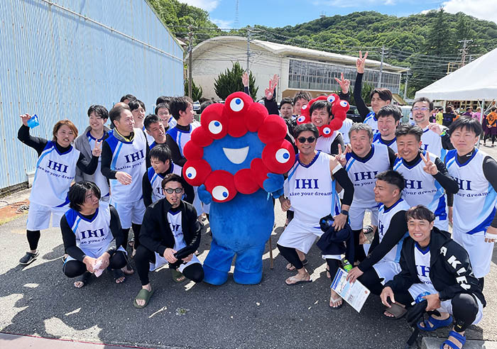 特別参加したミャクミャクとIHI相生チームの集合写真