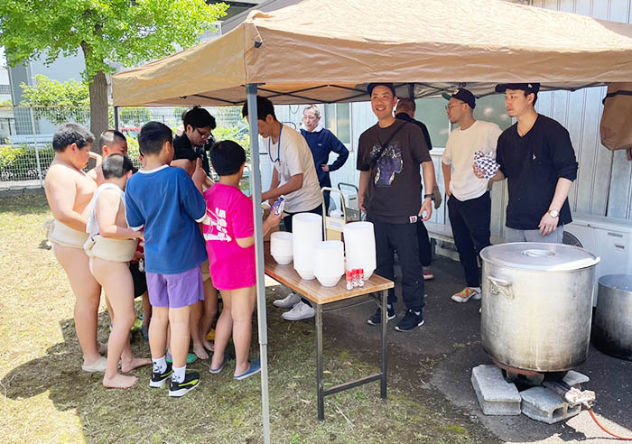 大会当日はちゃんこ鍋がふるまわれました