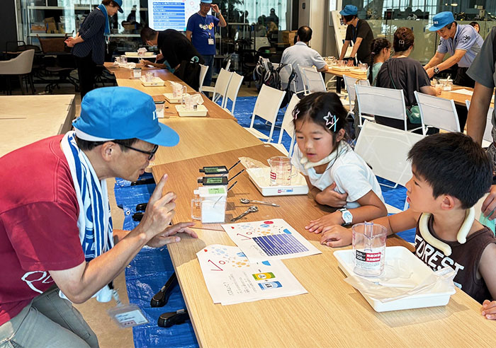 バスボムの作り方を真剣に聞く子どもたち