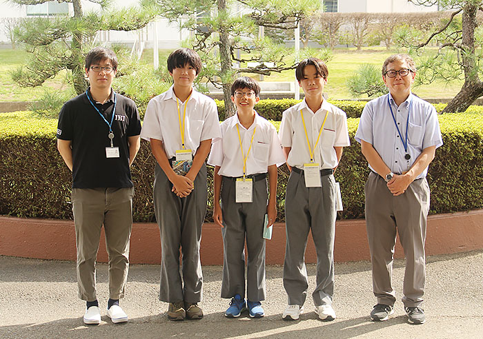 生徒3名とIHI従業員（瑞穂工場入口にて）