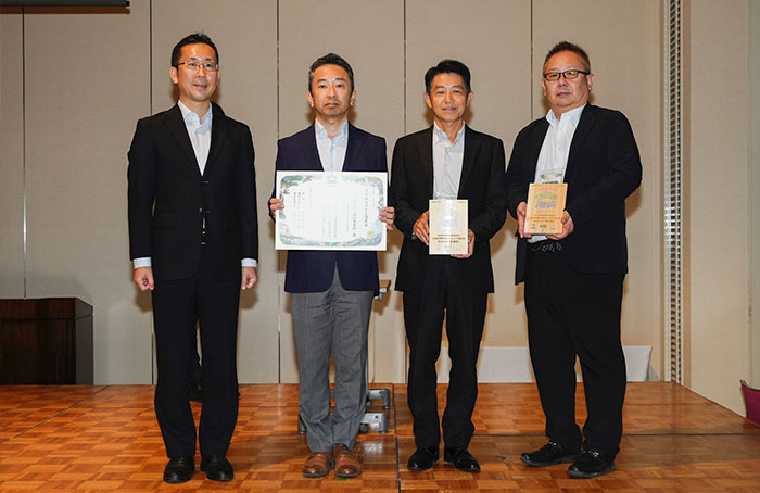 認定式の様子（左2人目が黒澤横浜事業所長）