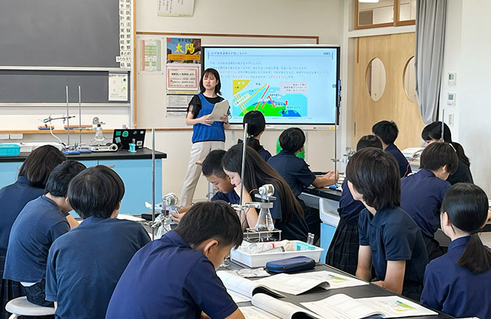 授業の冒頭で地球温暖化のメカニズムと脱炭素の必要性を解説