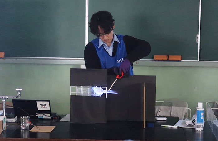 燃焼の様子を実演