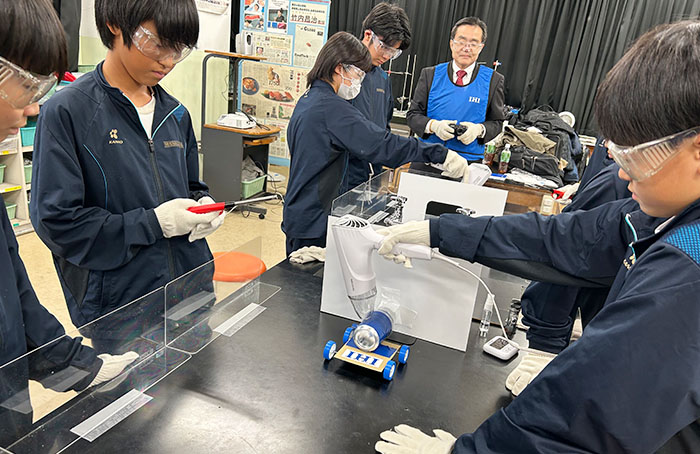 空き缶ロケット実験の様子