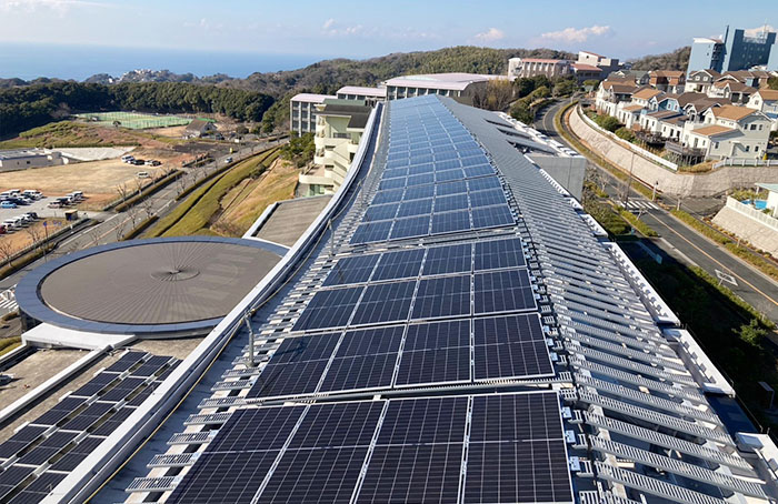 I-STEP湘南の屋上に敷設した太陽光パネル
