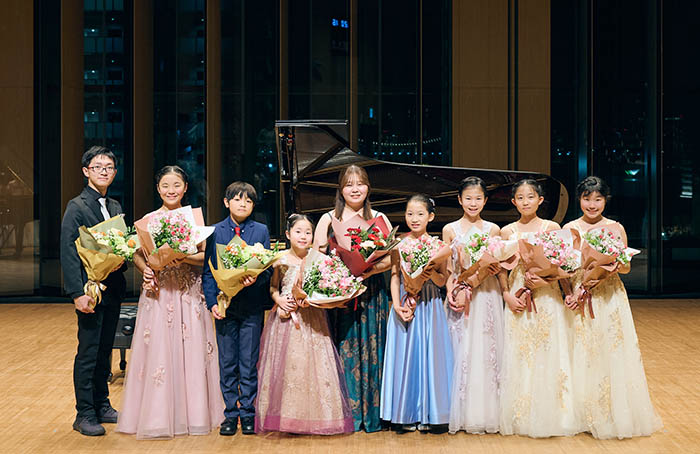 豊洲出身のピアニスト8名とグランプリ受賞者（中央）
