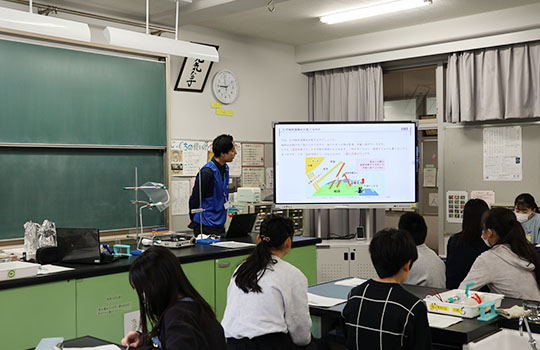 授業の冒頭で地球温暖化のメカニズムと脱炭素の必要性を解説