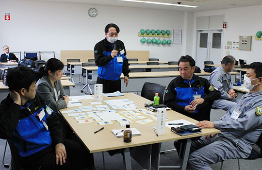 カードゲームを体験する様子（右から2番目は 大野 相馬工場長）