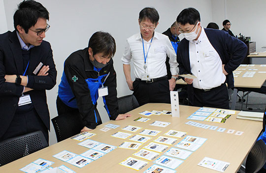 カードゲームを体験する様子（右から2番目は 秋元 東北支社長）