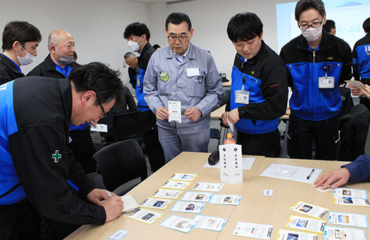 カードゲームを体験する様子（中央はICC相馬 小堀 工場長）