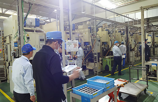 ITJ新町工場での設備確認の様子