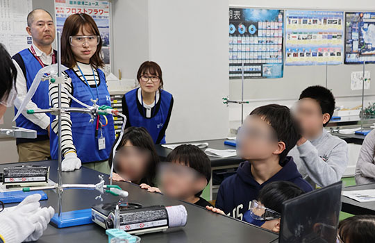 講師演示によるアンモニア生成実験