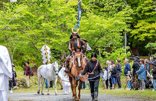 伝統的な騎馬武者姿のIHI相馬事業所長