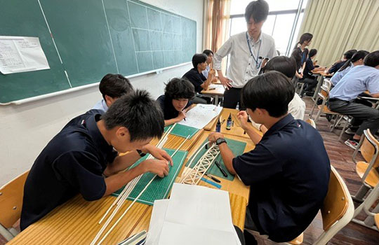 紙などを用いて耐久性のある橋づくりに挑戦