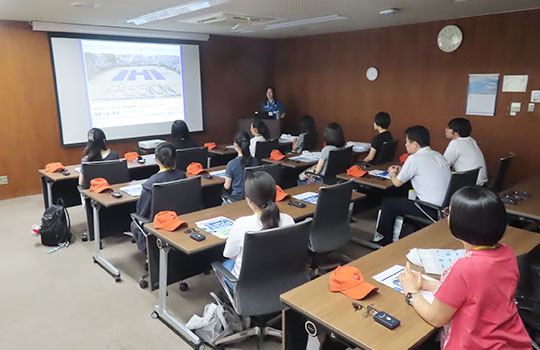 女性エンジニアの仕事やキャリアについて学ぶ様子