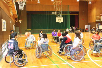 車椅子バスケットボール体験風景